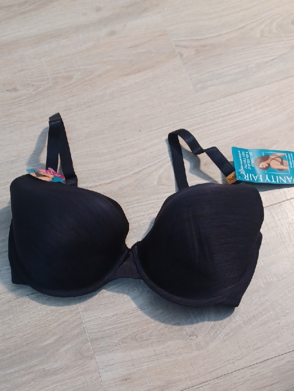 NWT 34DD black bra. Vanity Fair Padded Underwire bra. Stretch Flexible cups